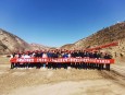 百棵側(cè)柏根植黨——記蘭州市第二人民醫(yī)院、皋蘭縣南北兩山環(huán)境綠化工程指揮部“奉獻(xiàn)日”主題黨日活動